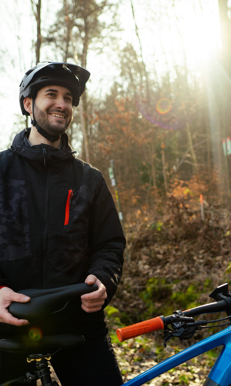 Radfahrer mit Alpensattel im Wald
